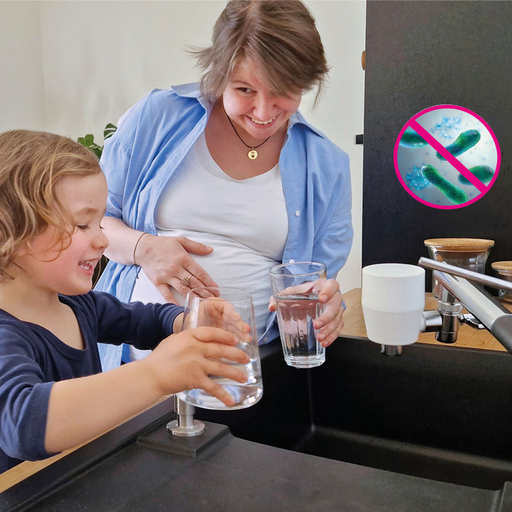Schwanger Mutter mit Kind trinkt gesundes Leitungswasser